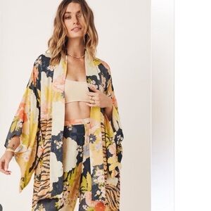 Spell and the Gypsy Short Tyler Robe EXCELLENT